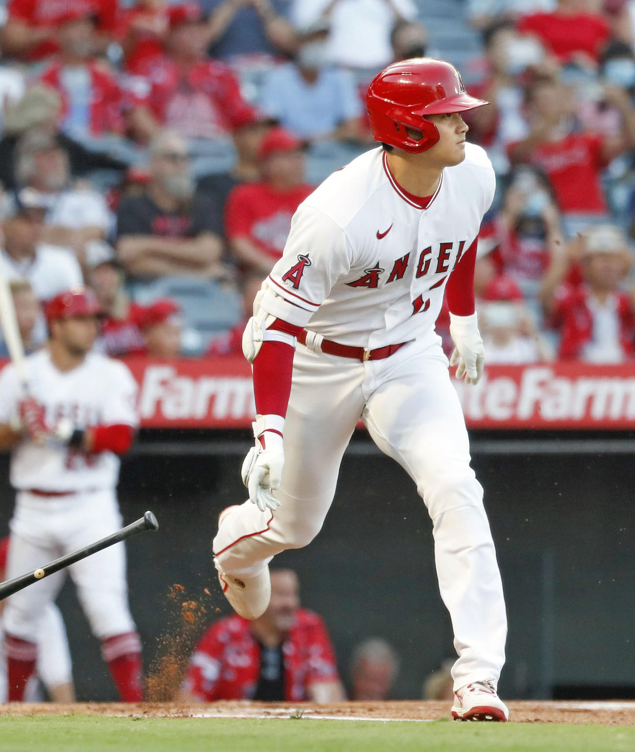 アストロズ戦の1回、遊直に倒れるエンゼルス・大谷＝アナハイム（共同）