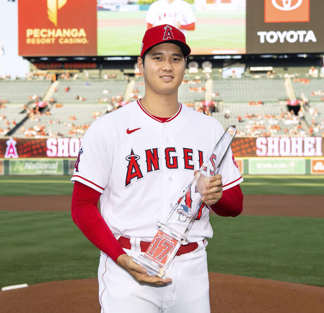 7月の月間MVPの表彰式で、トロフィーを手にするエンゼルス・大谷＝アナハイム（球団提供）