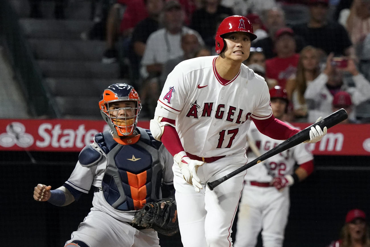 6回の第3打席でファウルを打つ大谷（AP）