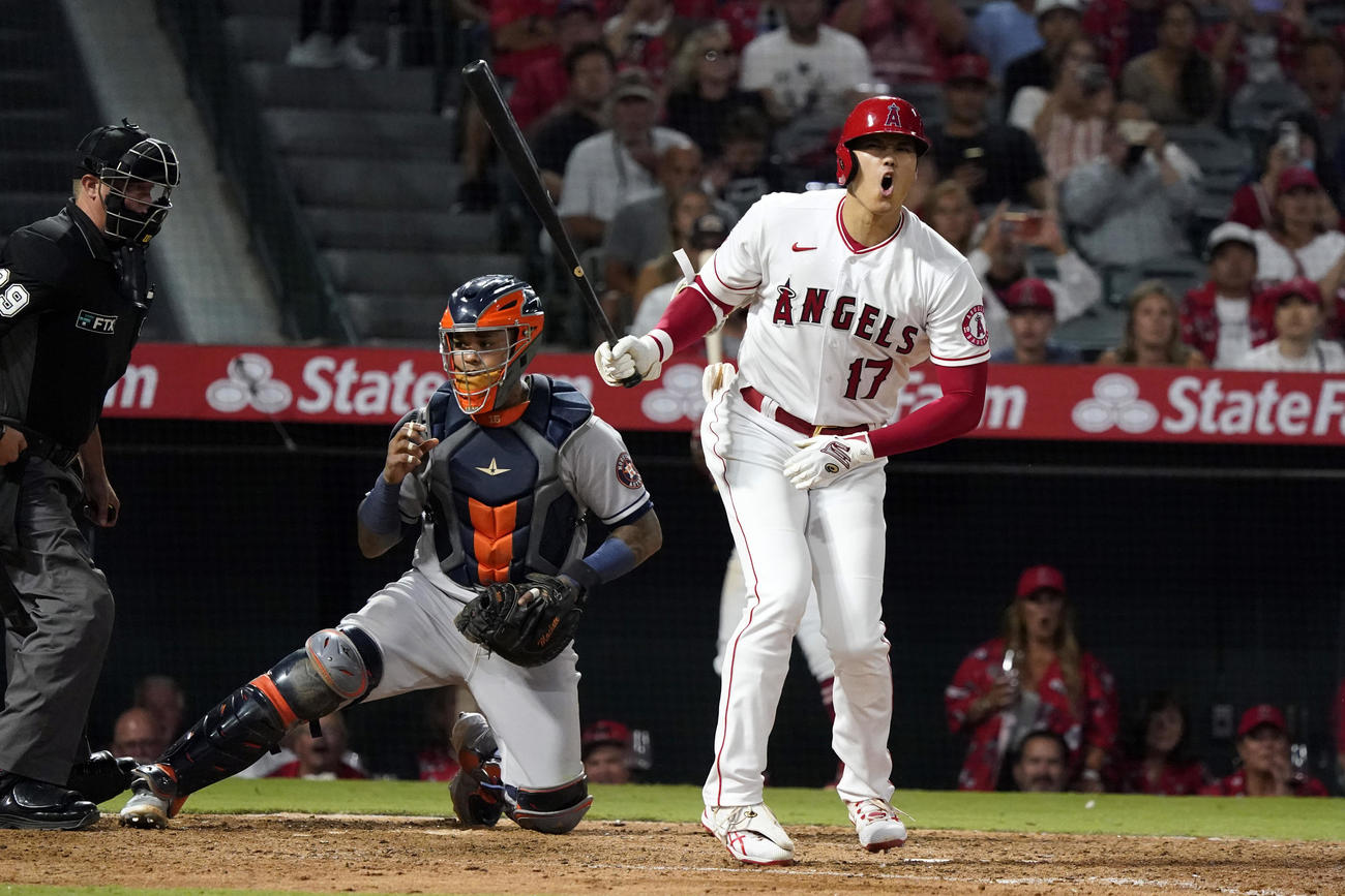 6回の第3打席でファウルを放つ大谷（AP）