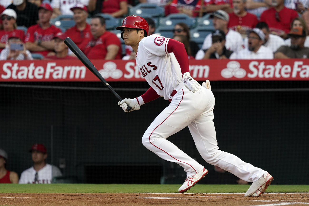 1回、遊撃ライナーに倒れた大谷（AP）