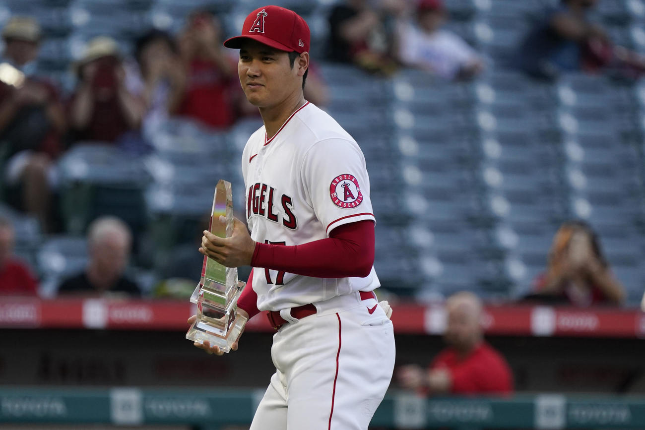 試合前、7月の月間MVPトロフィーを受け取った大谷（AP）