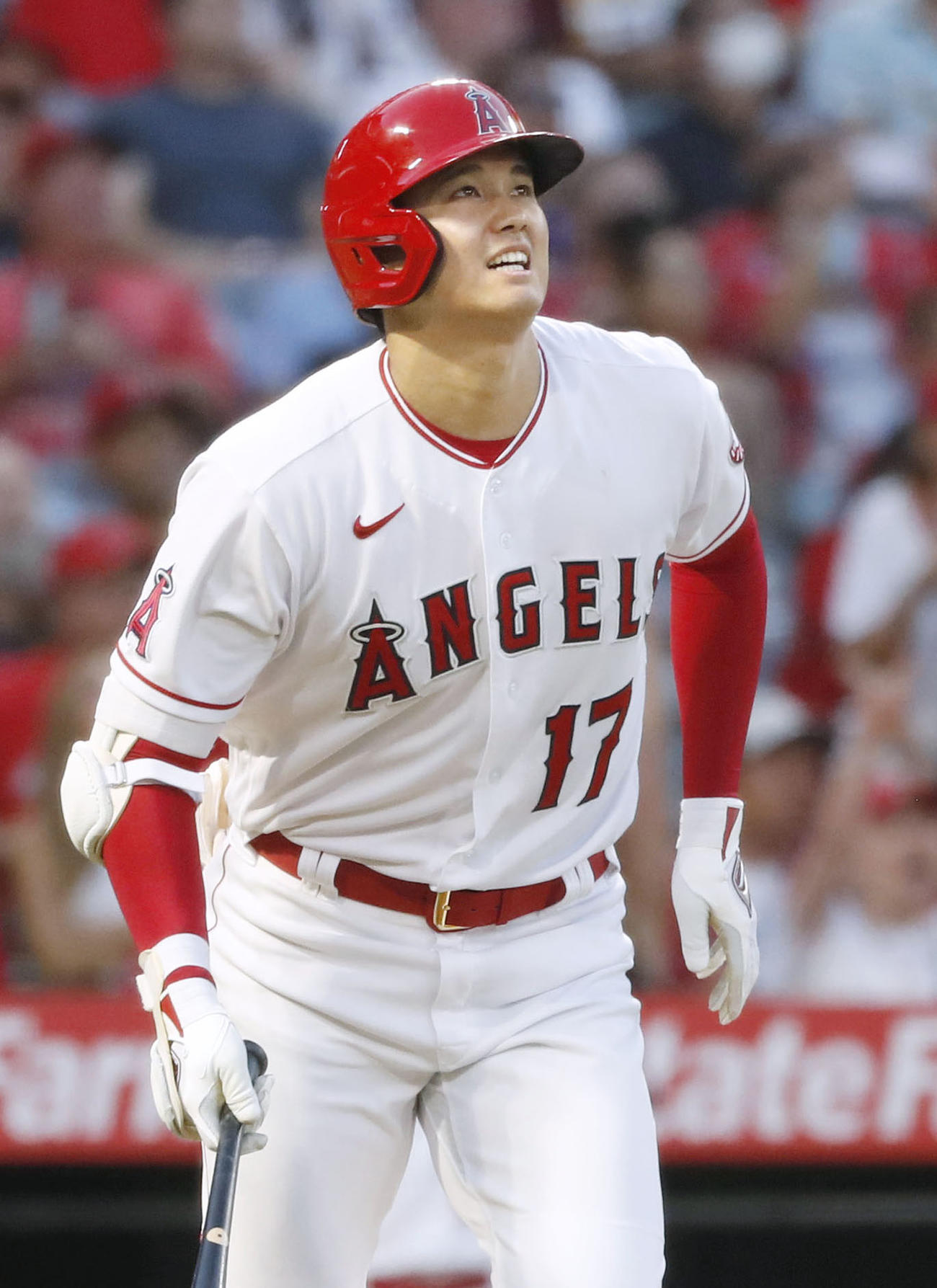 アストロズ戦の3回、右飛に倒れたエンゼルス・大谷＝アナハイム（共同）