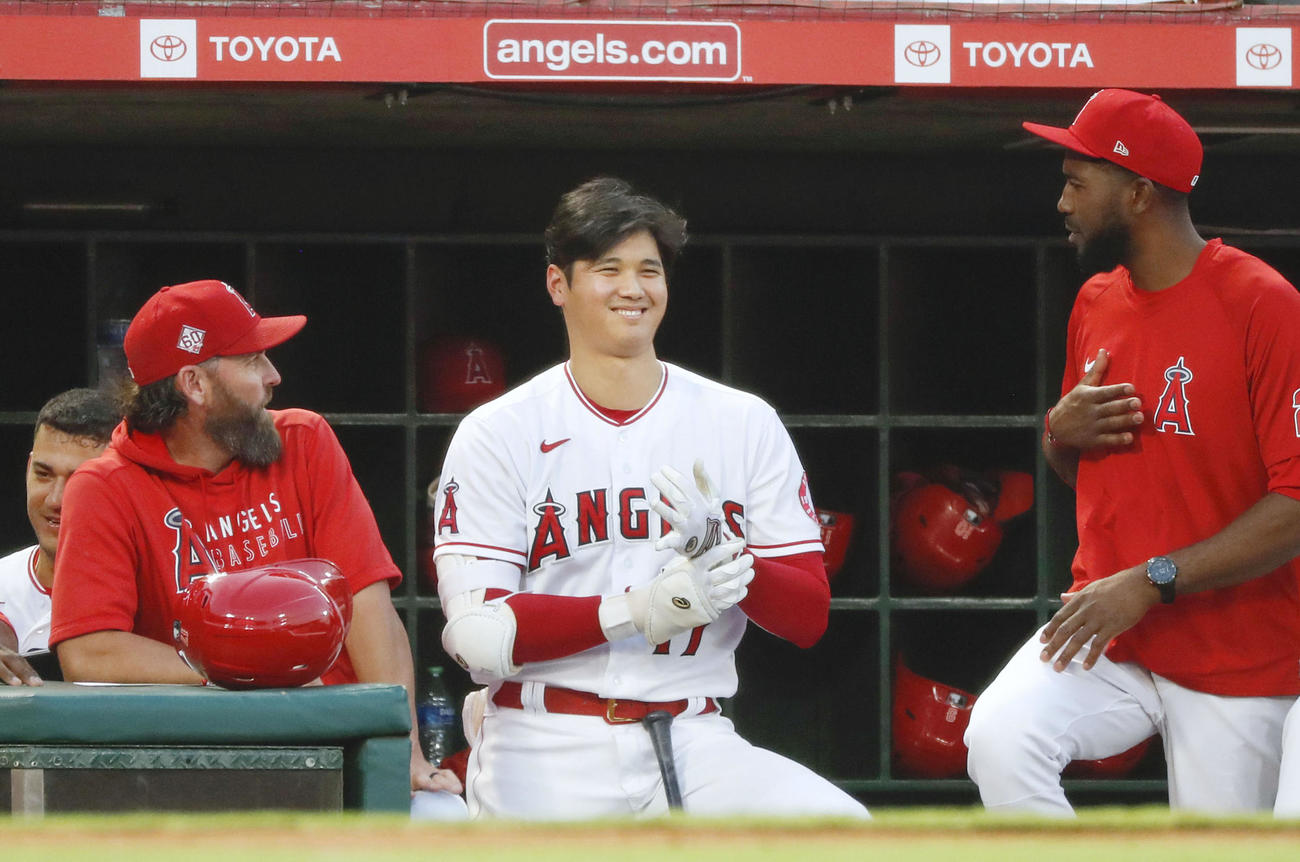 アストロズ戦のベンチで笑顔を見せるエンゼルス・大谷＝アナハイム（共同）
