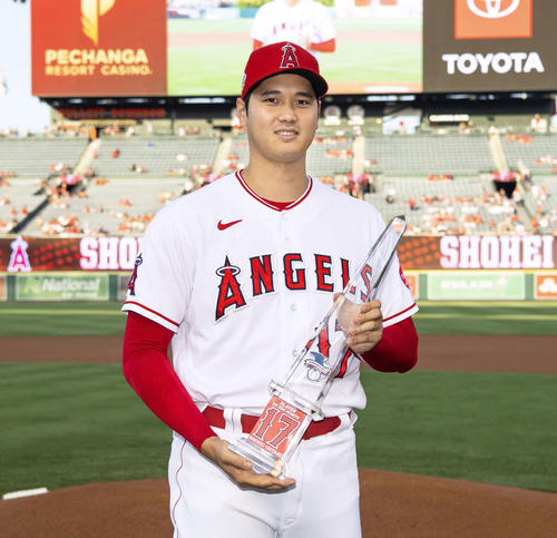 7月の月間MVPの表彰式で、トロフィーを手にするエンゼルス・大谷＝アナハイム（球団提供）
