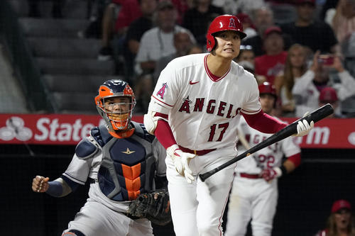 6回の第3打席でファウルを打つ大谷（AP）