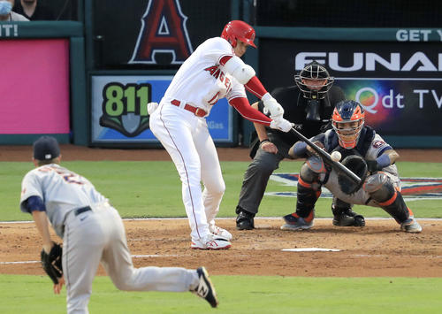 アストロズ戦の3回、右飛に倒れたエンゼルス・大谷。投手グリンキー＝アナハイム（共同）