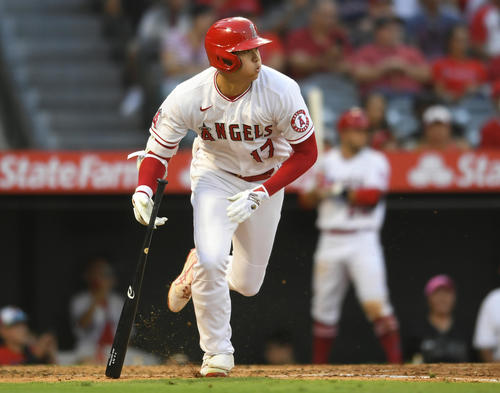 3回、中前安打を放つ大谷（AP）
