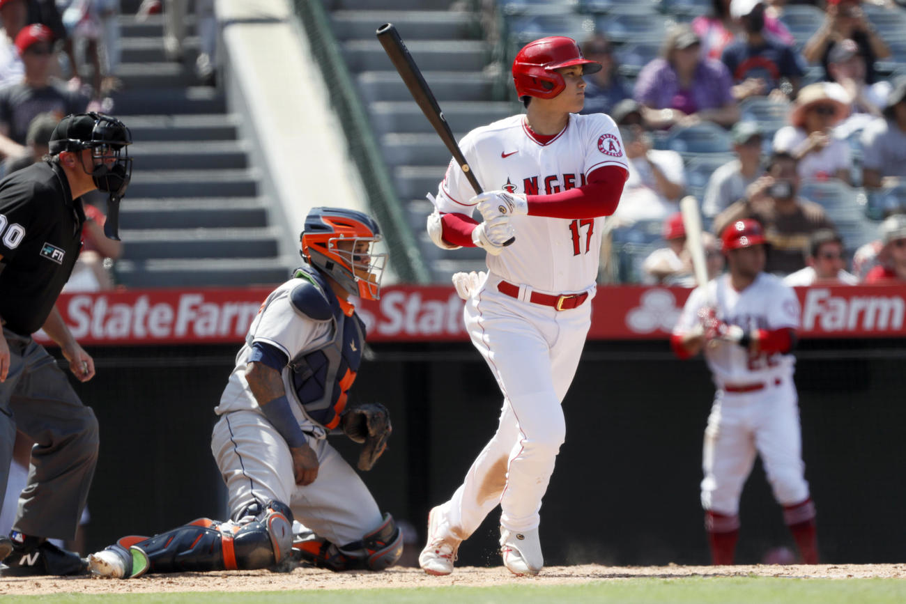 5回、中前安打を放つ大谷（AP）