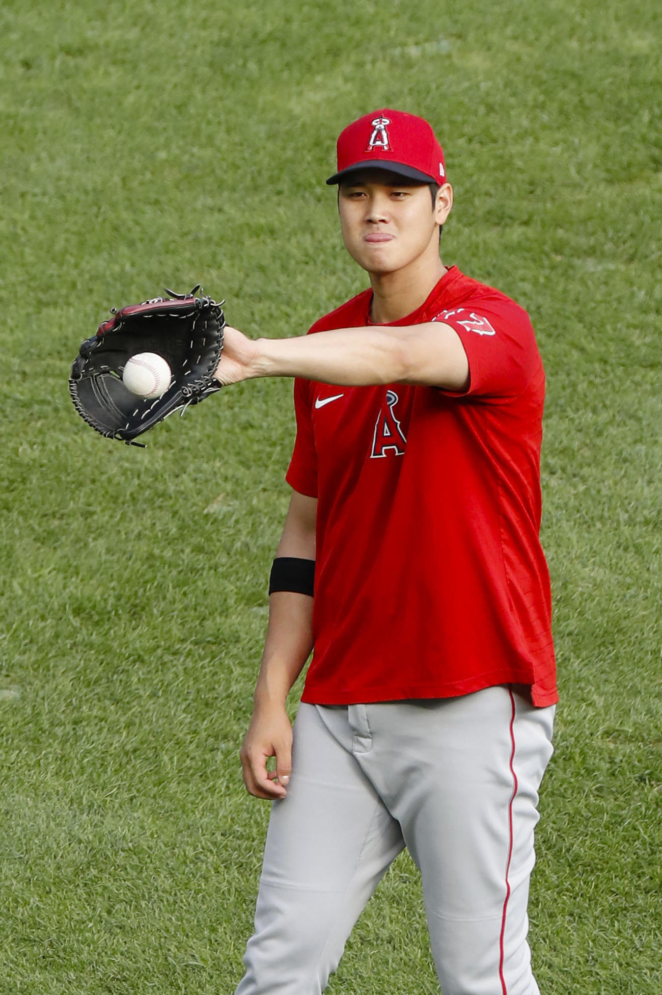 試合前、キャッチボールするエンゼルス・大谷＝ニューヨーク（共同）