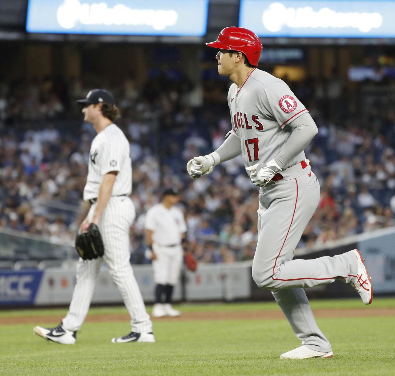 ヤンキース戦の3回、右飛に倒れたエンゼルス・大谷。左は投手コール＝ニューヨーク（共同）