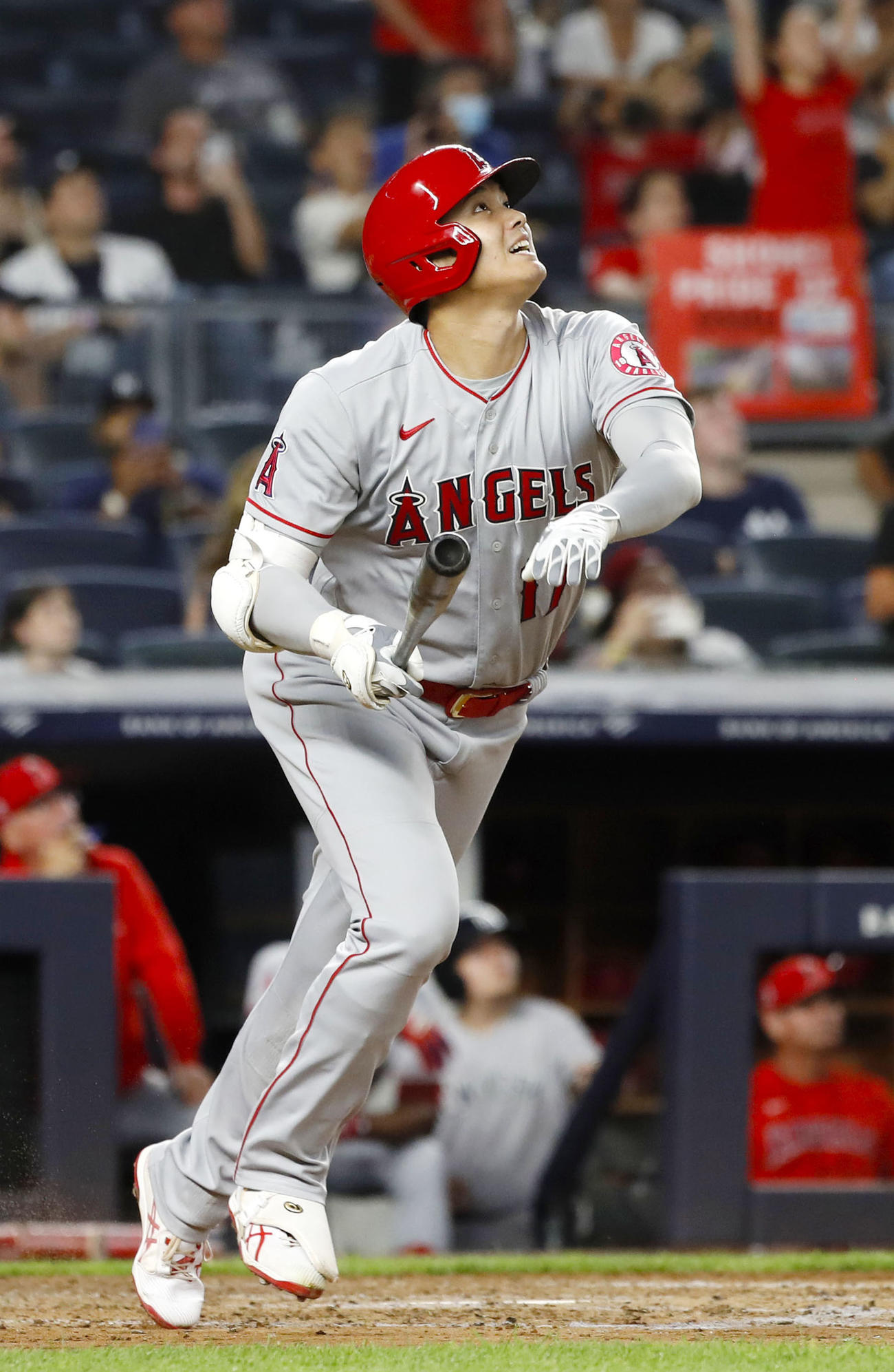ヤンキース戦の6回、右飛に倒れるエンゼルス・大谷＝ニューヨーク（共同）