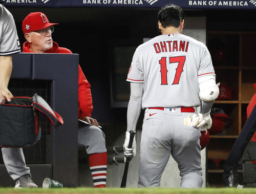 ヤンキース戦の8回、三振に倒れてベンチに戻るエンゼルス・大谷（17）。左はマドン監督＝ニューヨーク（共同）