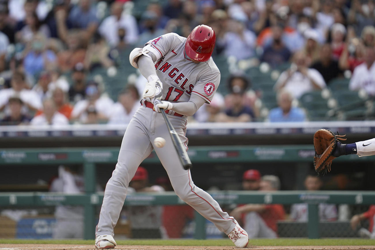 1回、中前打を放つエンゼルス大谷翔平投手（AP）