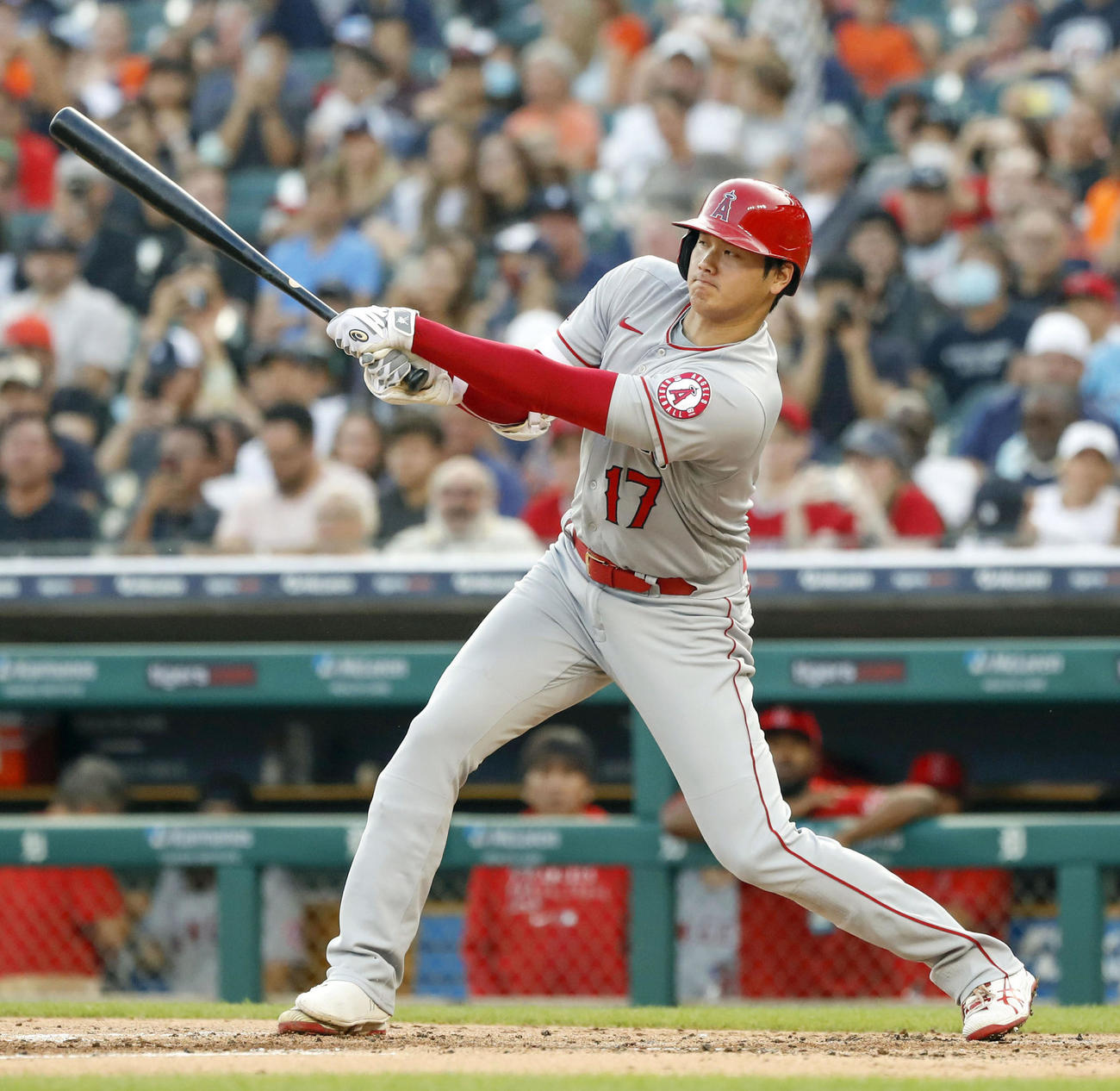 タイガース戦の3回、右飛に倒れるエンゼルス・大谷＝デトロイト（共同）
