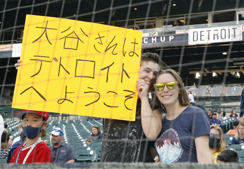エンゼルス・大谷を歓迎するボードを掲げる観客＝デトロイト（共同）