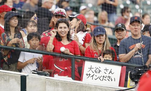 エンゼルス・大谷にサインをしてもらおうと待つファンら＝デトロイト（共同）