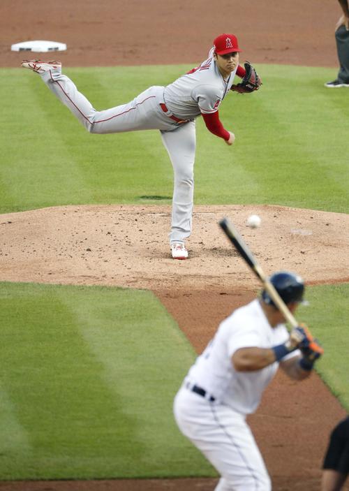 タイガース戦の1回、カブレラと対戦するエンゼルス・大谷＝デトロイト（共同）