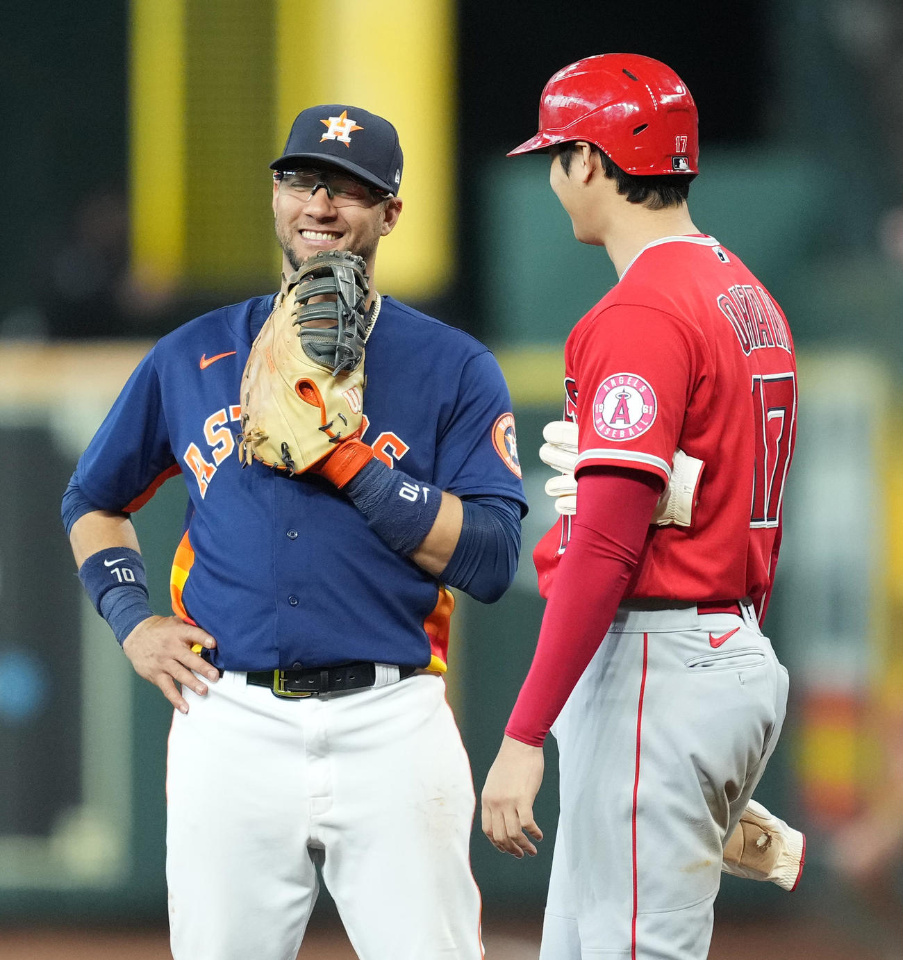 アストロズ対エンゼルス　8回表エンゼルス1死一塁、右前打で出塁しアストロズ・グリエル（左）と談笑するエンゼルス大谷（撮影・菅敏）