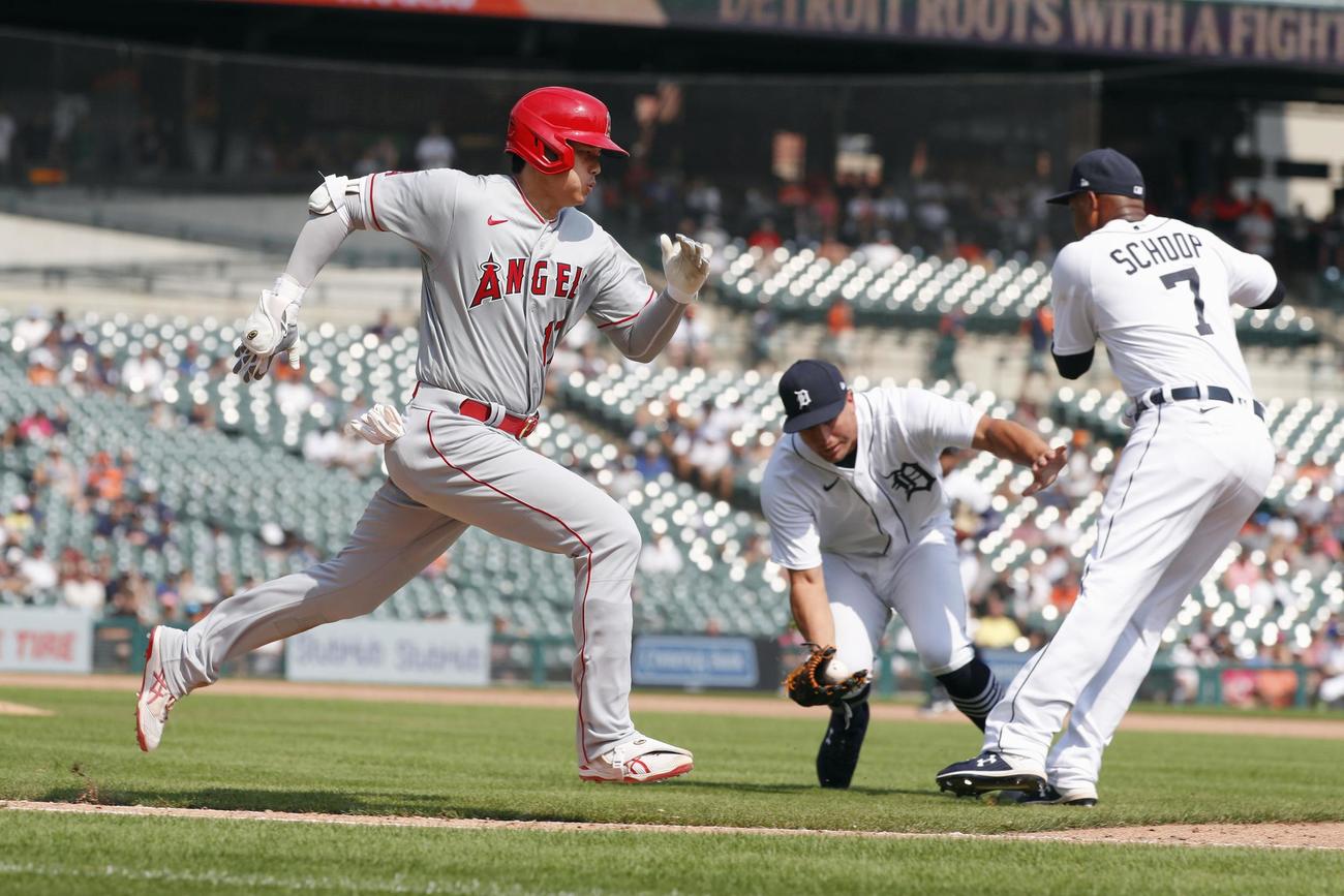 タイガース戦の6回、エンゼルス・大谷（左）の放ったゴロを捕球する投手ホランド（中央）。内野安打となる＝デトロイト（共同）