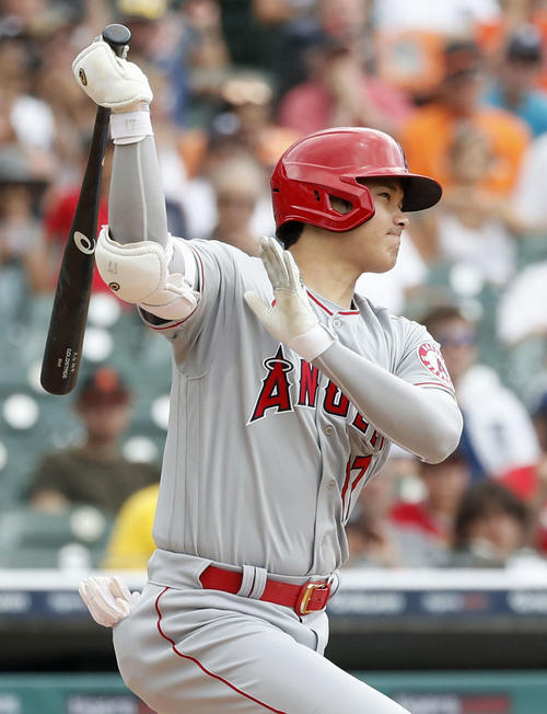 タイガース戦の3回、右前打を放つエンゼルス・大谷＝デトロイト（共同）
