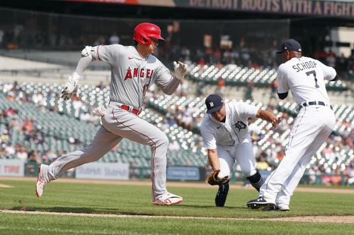 タイガース戦の6回、エンゼルス・大谷（左）の放ったゴロを捕球する投手ホランド（中央）。内野安打となる＝デトロイト（共同）