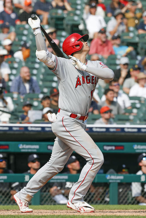 タイガース戦の8回、中犠飛を放つエンゼルス・大谷＝デトロイト（共同）
