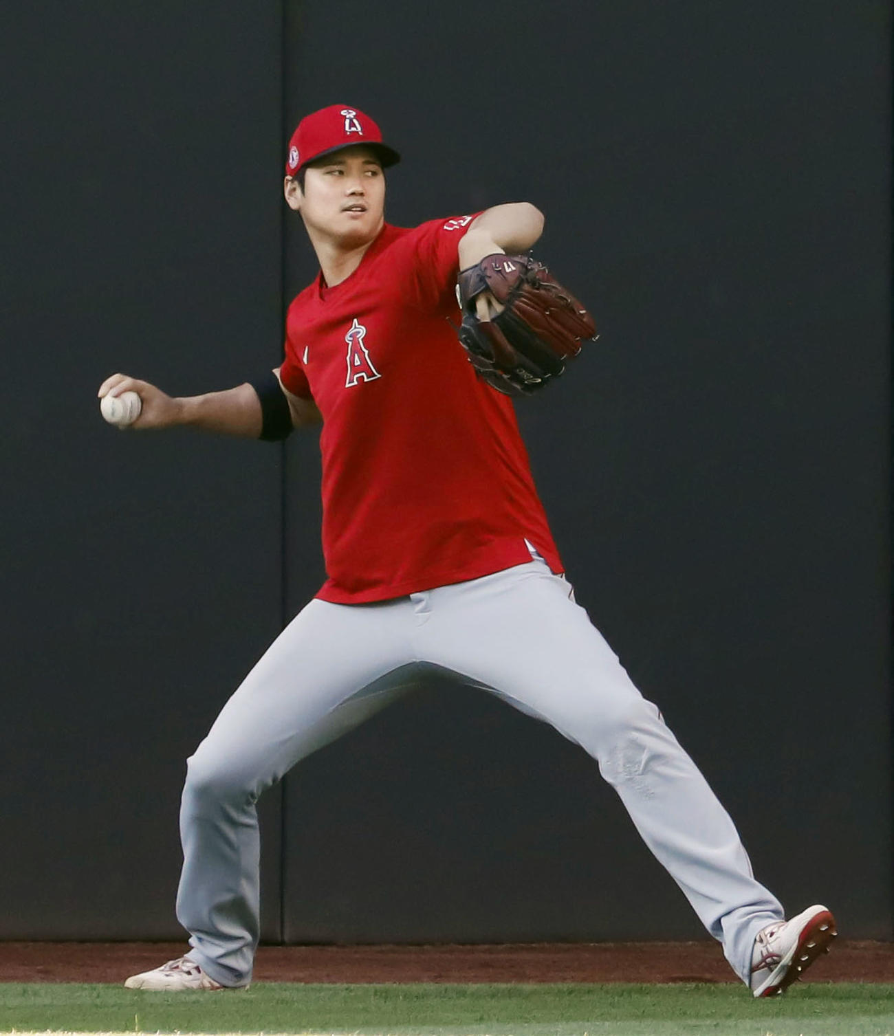 試合前、キャッチボールするエンゼルス・大谷＝クリーブランド（共同）