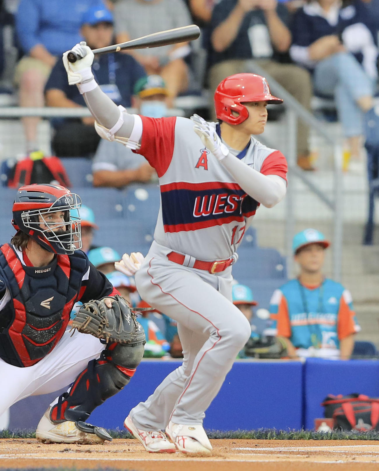 インディアンス戦の1回、右前打を放つエンゼルス大谷（共同）