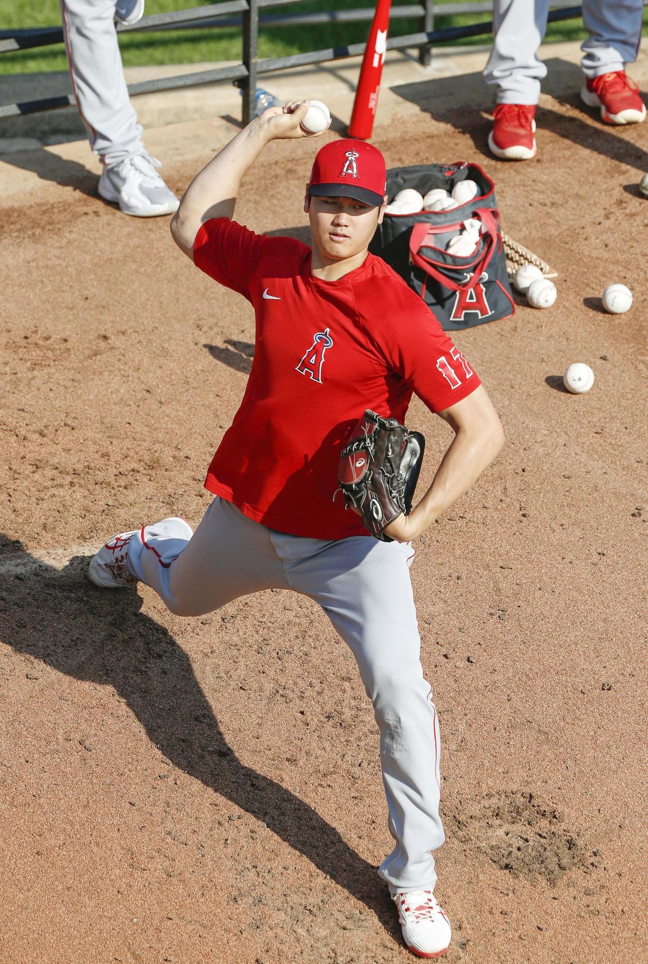 試合前、ブルペンで投球練習するエンゼルス・大谷＝ボルティモア（共同）