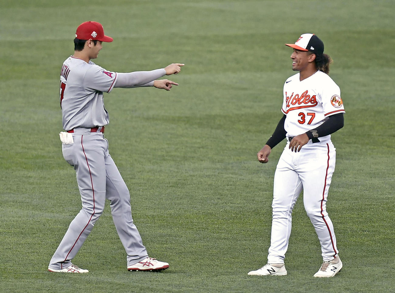 試合前、元同僚のオリオールズのジョーンズ（右）と言葉を交わすエンゼルス・大谷