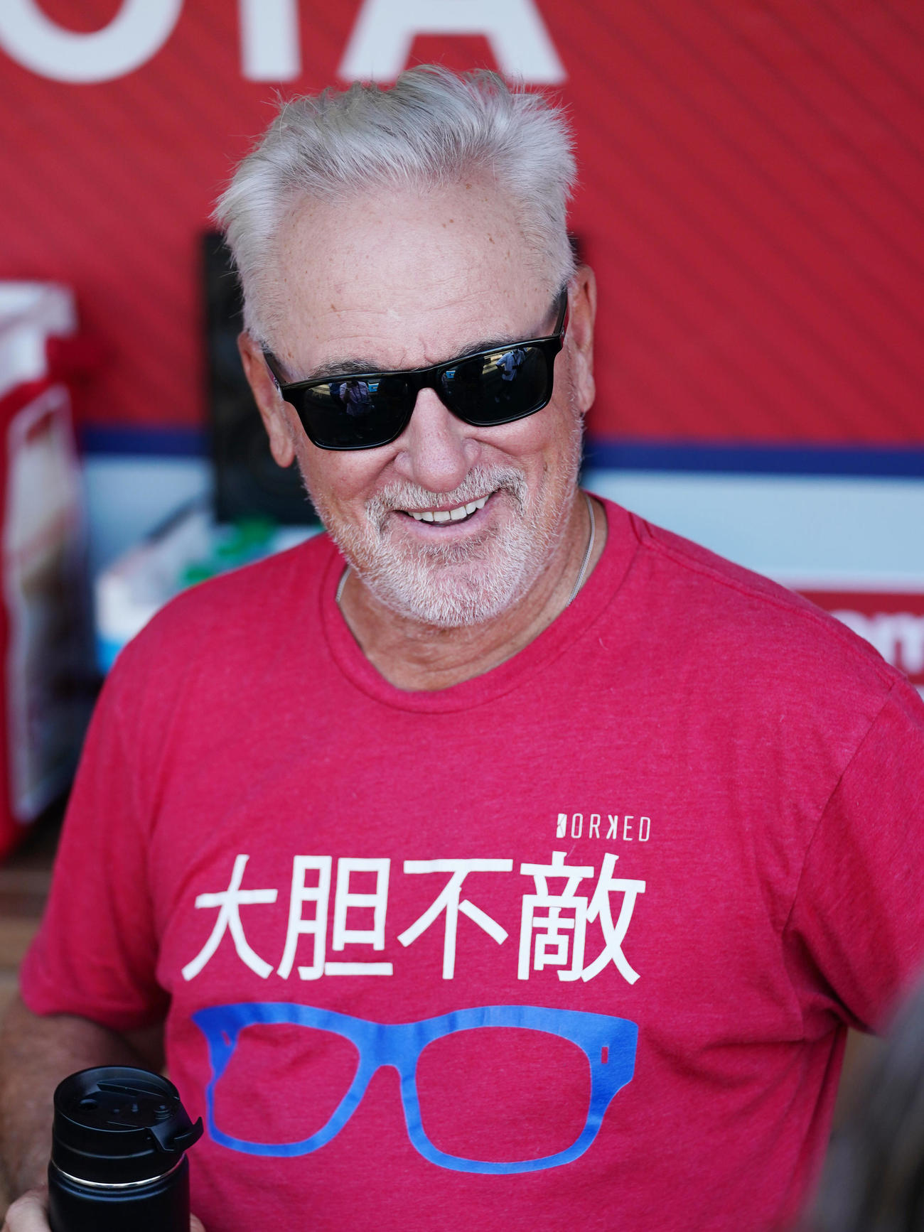 エンゼルス対パドレス　試合前、「大胆不敵」と書かれたTシャツを着てエンゼルス・マドン監督（撮影・菅敏）