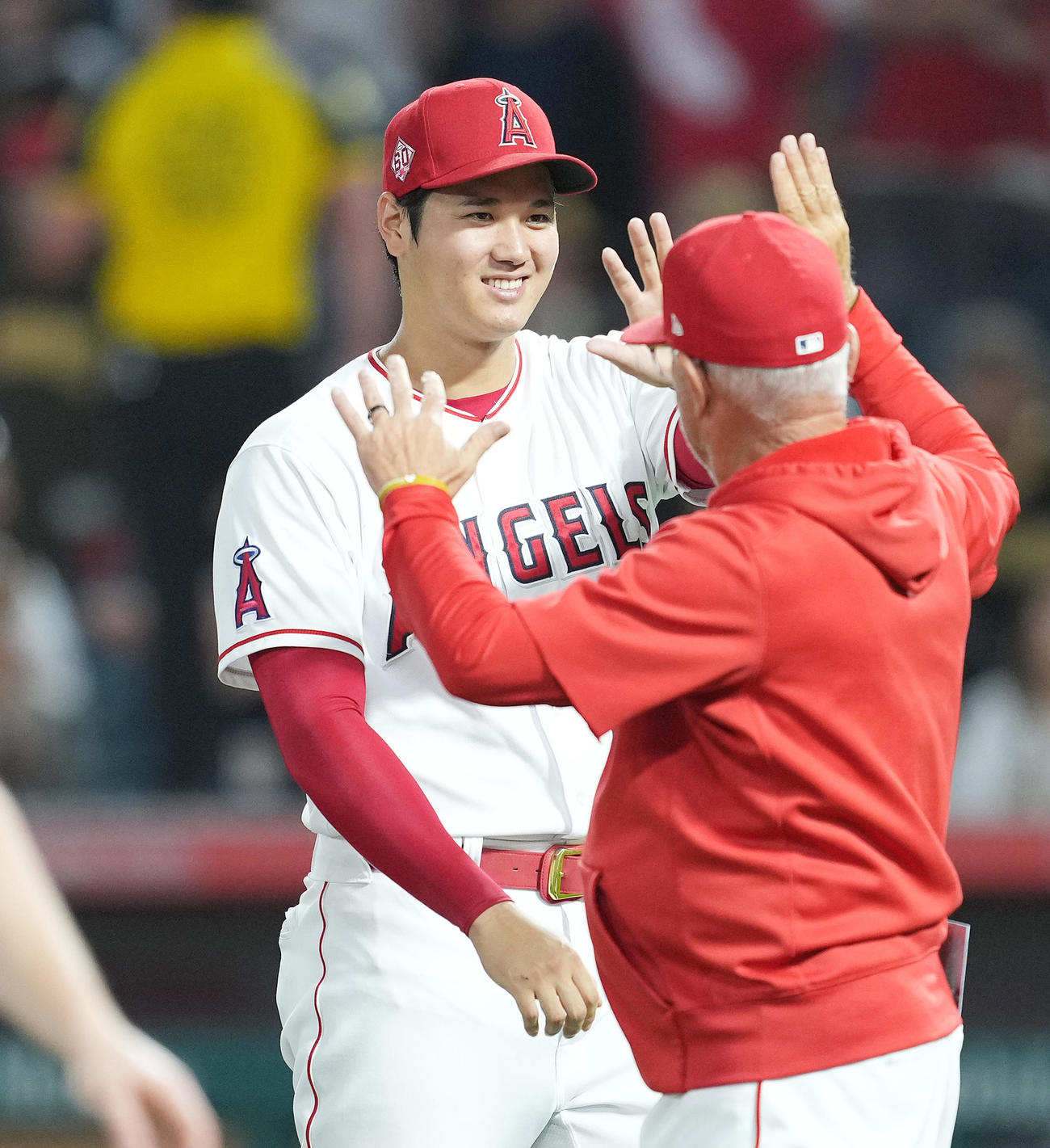パドレスに快勝し、マドン監督（右）に迎えられるエンゼルス大谷（撮影・菅敏）