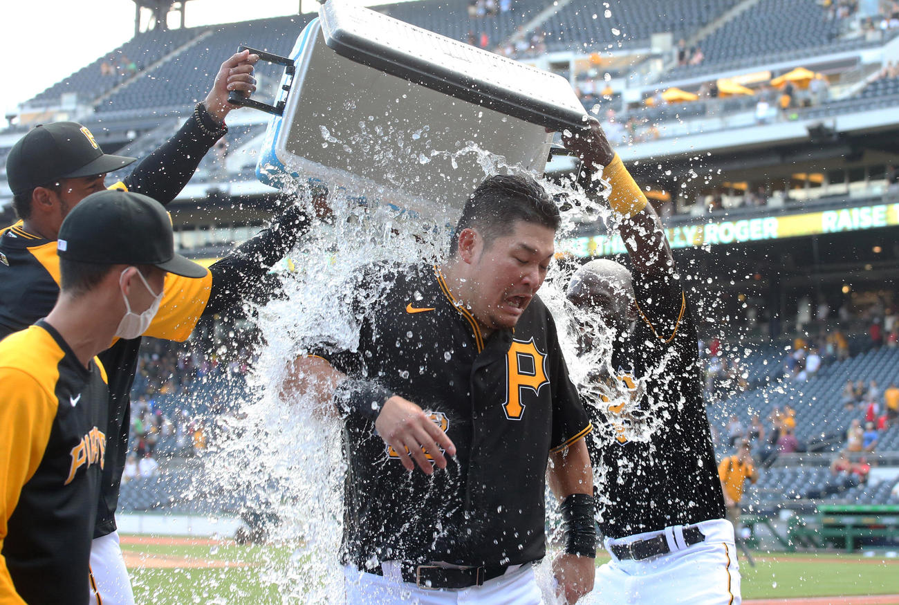 逆転サヨナラ3ランを放ちチームメートから水を掛けられる筒香（USA TODAY＝ロイター）