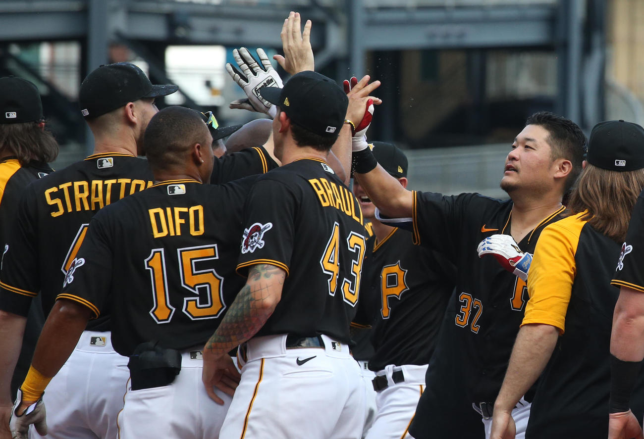 ハイタッチをかわす筒香（USA TODAY＝ロイター）