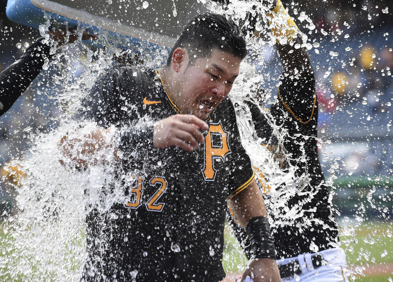 チームメートから水を掛けられる筒香（AP）