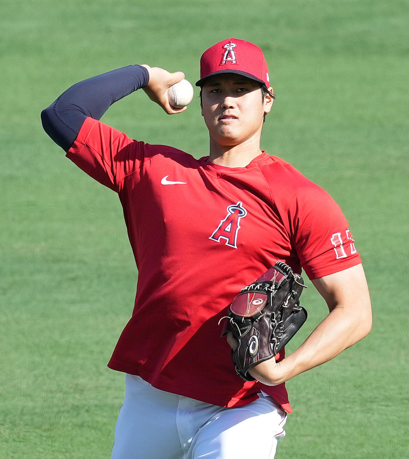 エンゼルス対ヤンキース　試合前、キャッチボールで調整するエンゼルス大谷（撮影・菅敏）