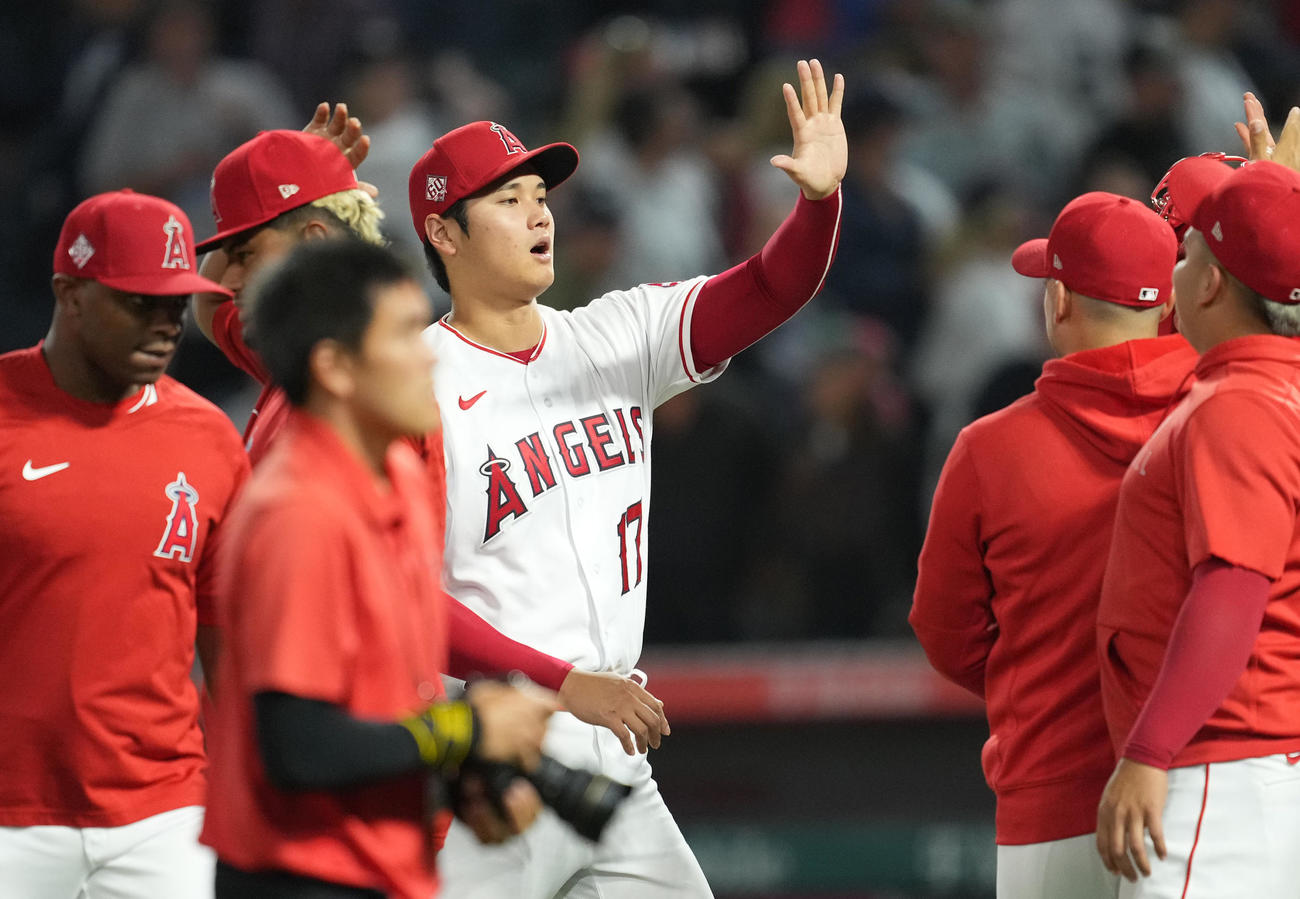 ヤンキースに勝利し、ナインとタッチをするエンゼルス大谷（中央）(撮影・菅敏）