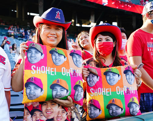 エンゼルス対ヤンキース　球場で配布されたエンゼルス大谷クッションを手に笑顔を見せるファン(撮影・菅敏）