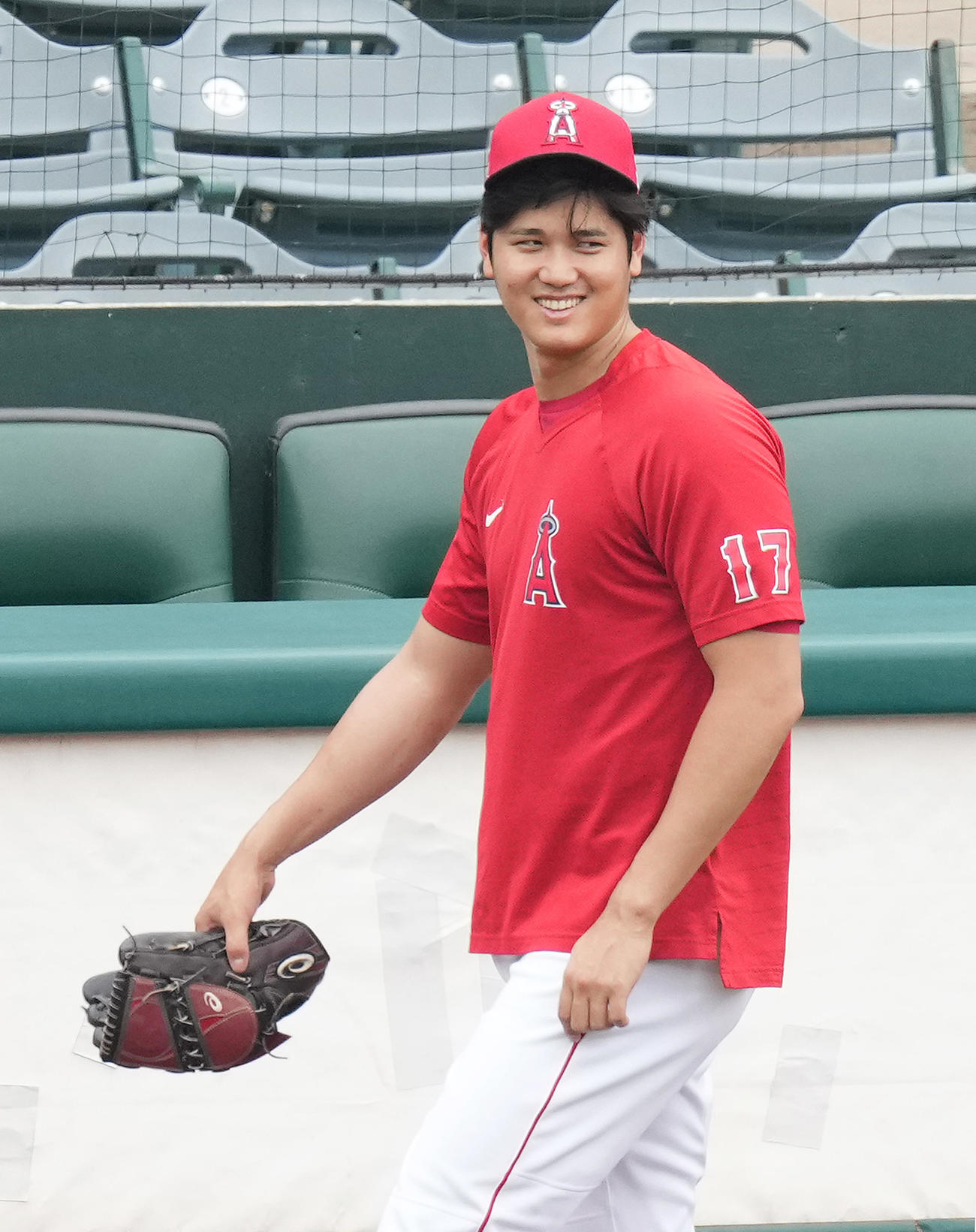 エンゼルス対ヤンキース　試合前、ブルペンでの投球練習を終え、笑顔でクラブハウスに戻るエンゼルス大谷（撮影・菅敏）