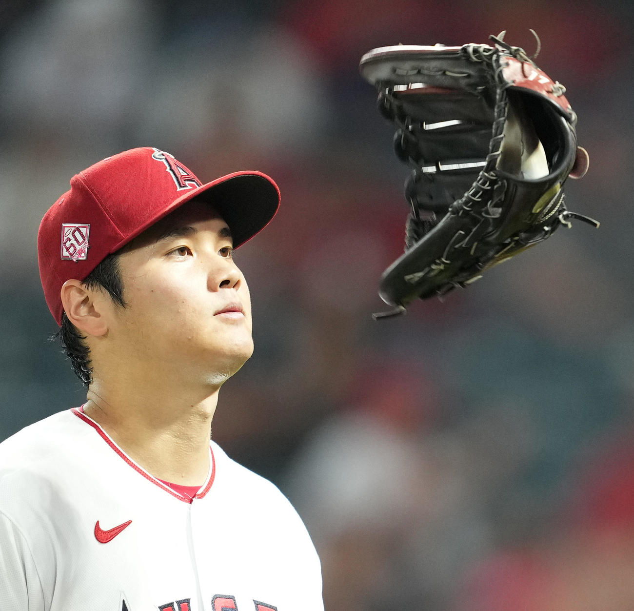 エンゼルス対レンジャーズ　4回の投球を終え、上に投げたグラブを見つめるエンゼルス大谷（撮影・菅敏）