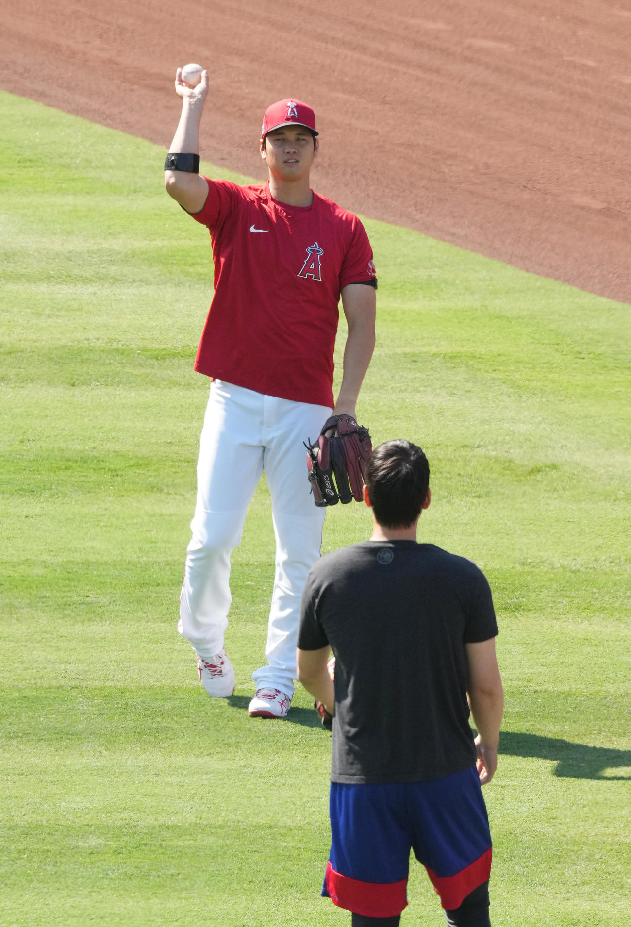 エンゼルス対レンジャーズ　試合前、レンジャーズ有原（手前）とキャッチボールをするエンゼルス大谷（撮影・菅敏）