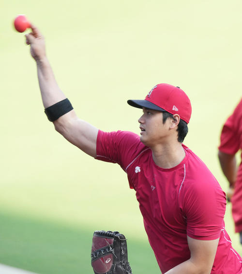 パドレス対エンゼルス 試合前、壁に向かって投げ込むエンゼルス大谷(撮影・菅敏)