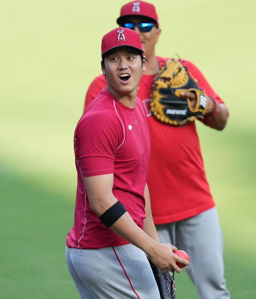 パドレス対エンゼルス 試合前、スタンドにボールを投げ入れ、笑顔を見せるエンゼルス大谷(撮影・菅敏)