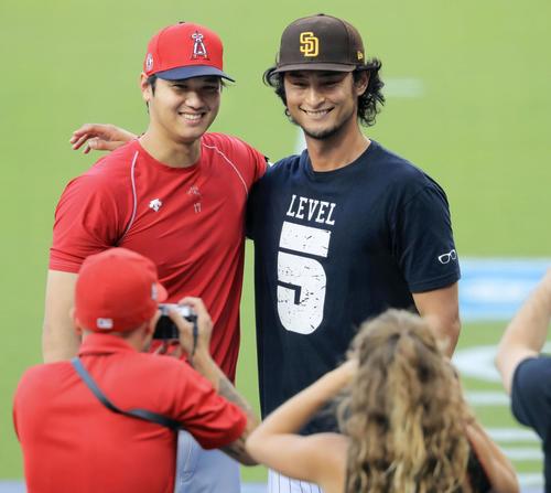 写真撮影に応じるパドレスのダルビッシュ(右)とエンゼルス大谷=サンディエゴ(共同)