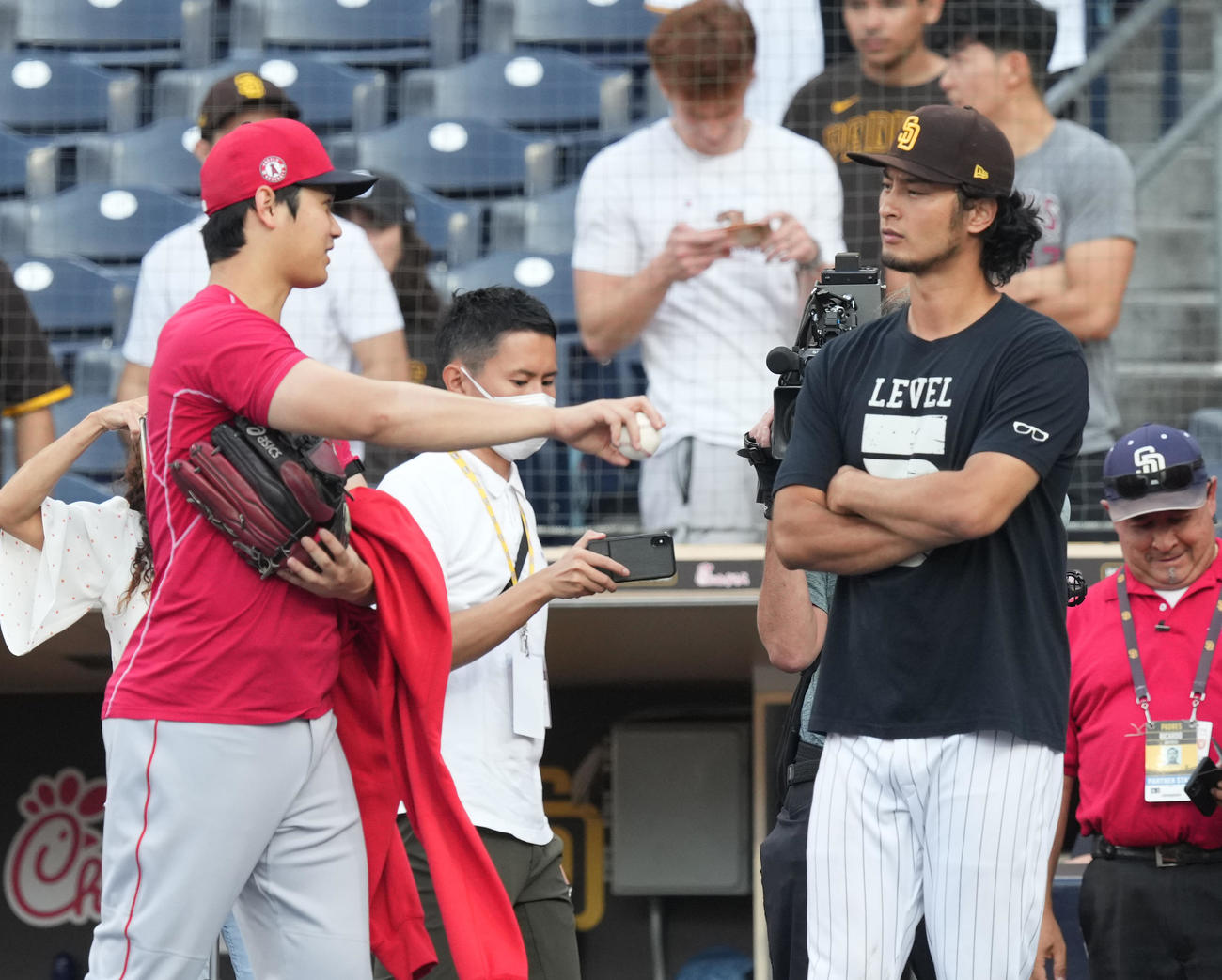 パドレス対エンゼルス　試合前、パドレス・ダルビッシュ有（右）と話すエンゼルス大谷（撮影・菅敏）