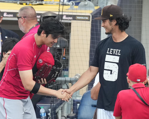 大谷翔平がダルビッシュと談笑 ボールの握りなど見せながら7～8分間