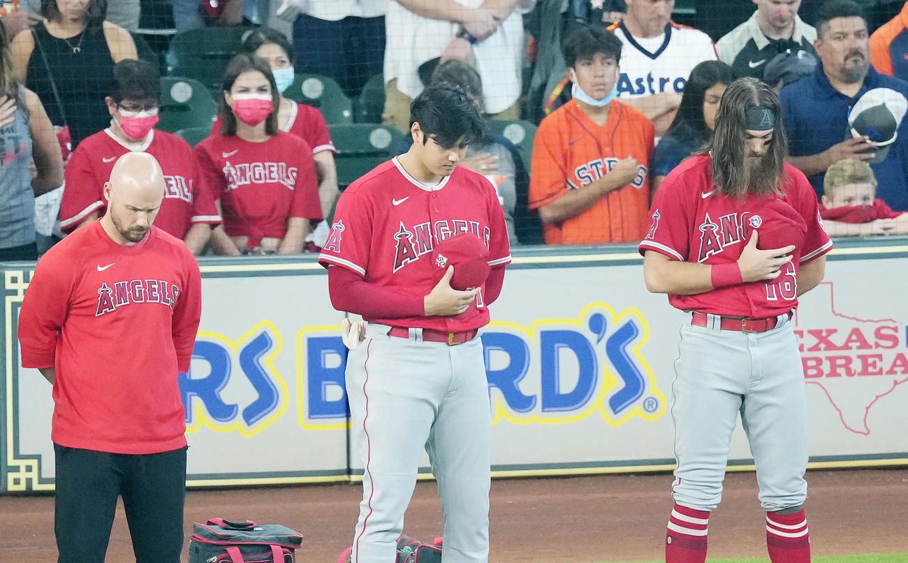 アストロズ対エンゼルス　試合前、黙とうするエンゼルス大谷（撮影・菅敏）