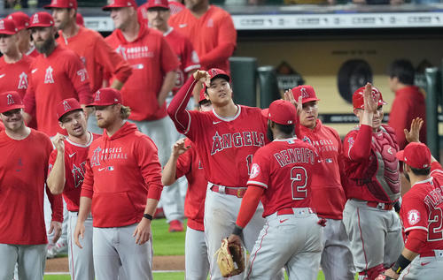 アストロズに勝利し、ナインを迎えるエンゼルス大谷（中央）（撮影・菅敏）