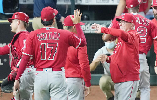 アストロズに勝利し、マドン監督（右）にハイタッチで迎えられるエンゼルス大谷（撮影・菅敏）